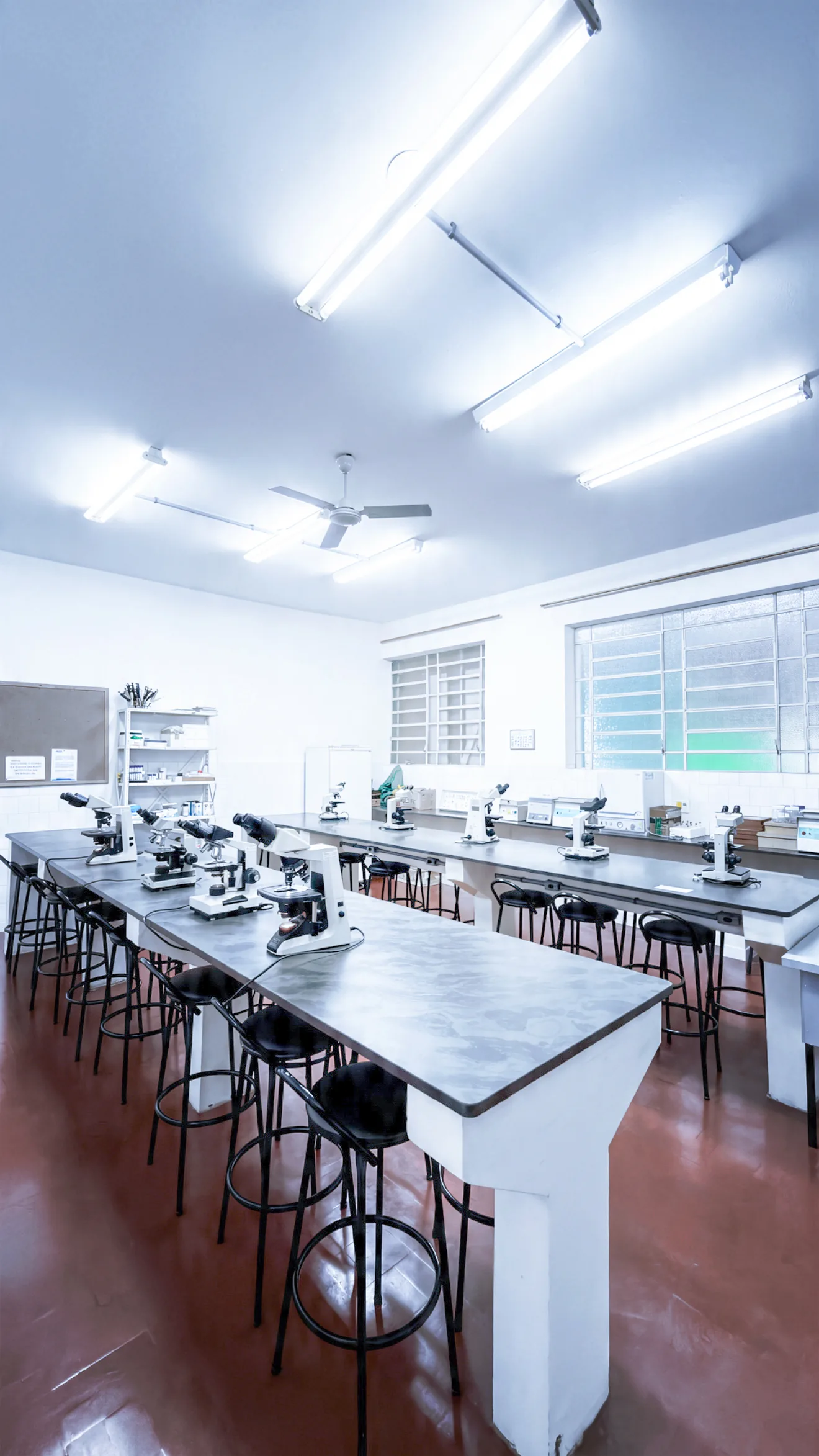 Laboratório com microscópios do UninCor em Três Corações